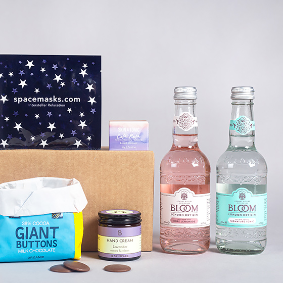 Gift box for her with gins, chocolate and pamper products